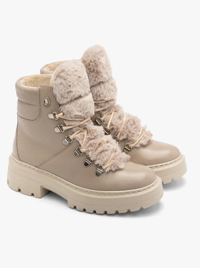 Beigefarbene Stiefel mit Fell an der Zunge