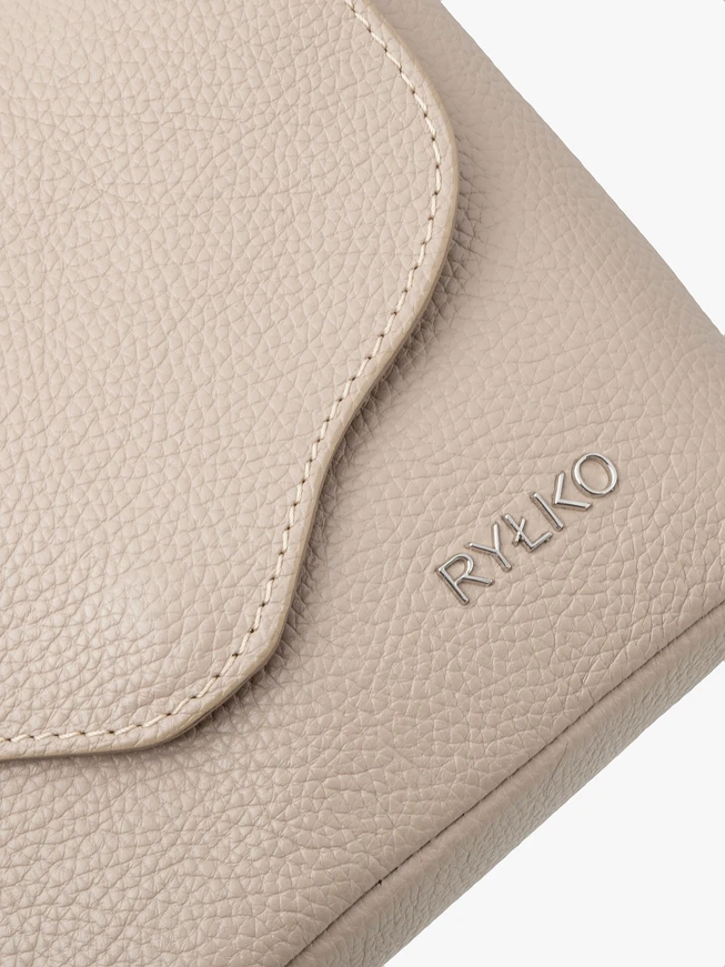 Kleine beigefarbene Brieftasche