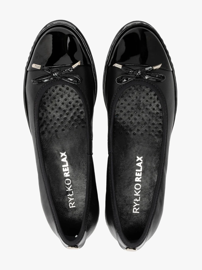 Schwarze Ballerinas mit lackierter Nase