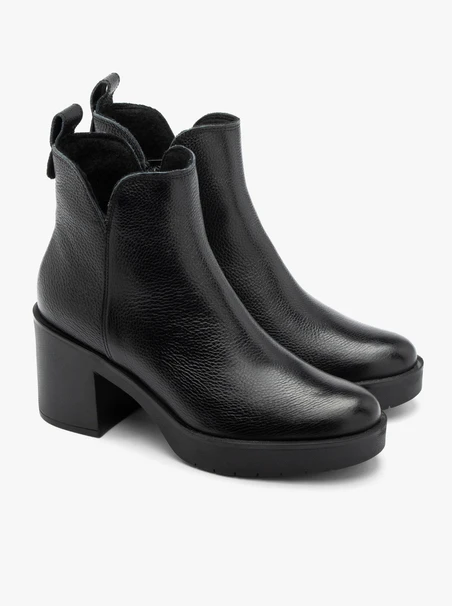 Black women’s ankle boots with chunky sole