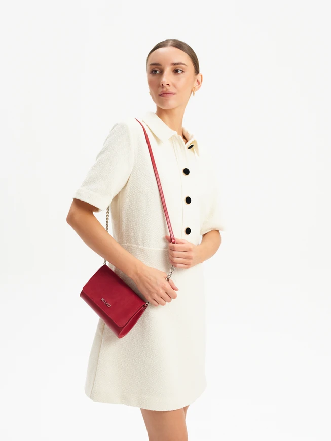 Kleine rote Handtasche mit silberner Kette
