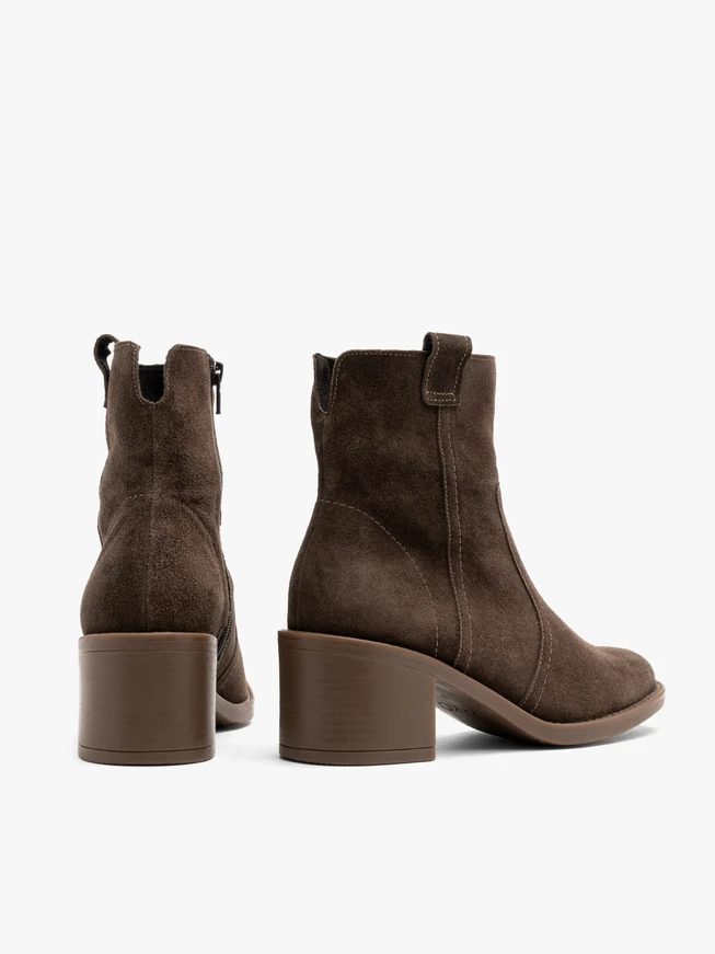 Stiefel aus braunem Veloursleder mit Ziernähten am Schaft