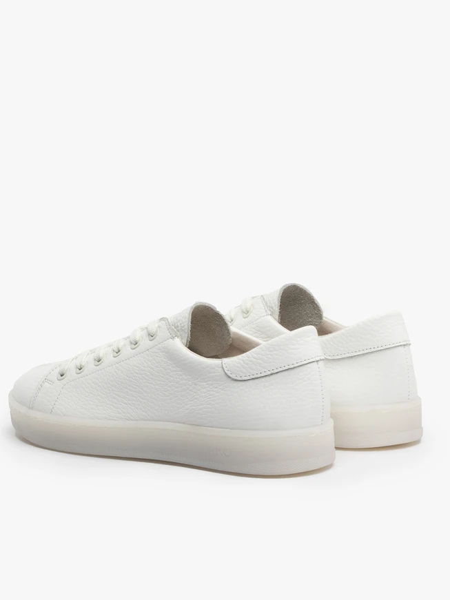 Weiße Sportschuhe mit flacher Sohle