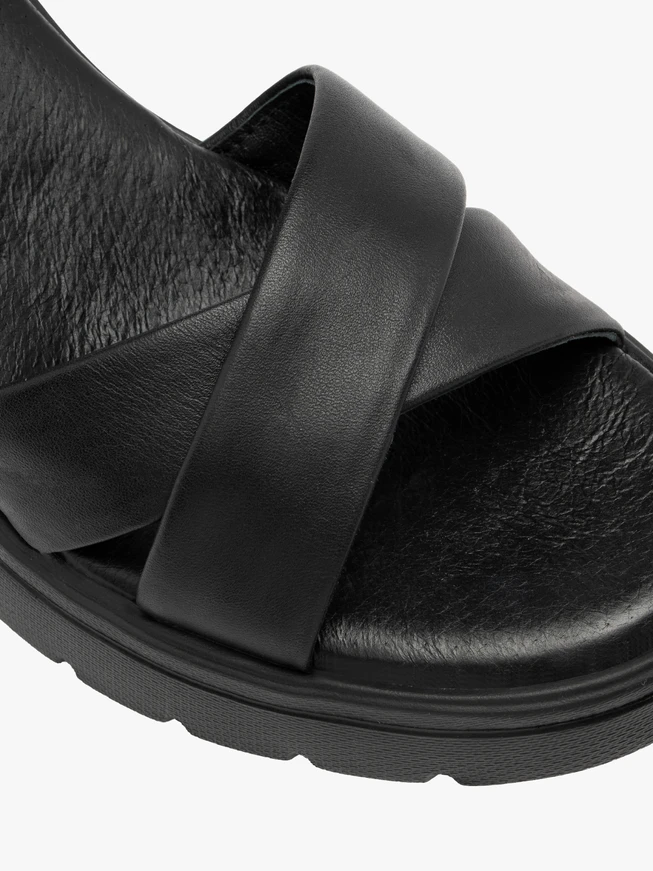 Schwarze Sandalen mit festem Boden