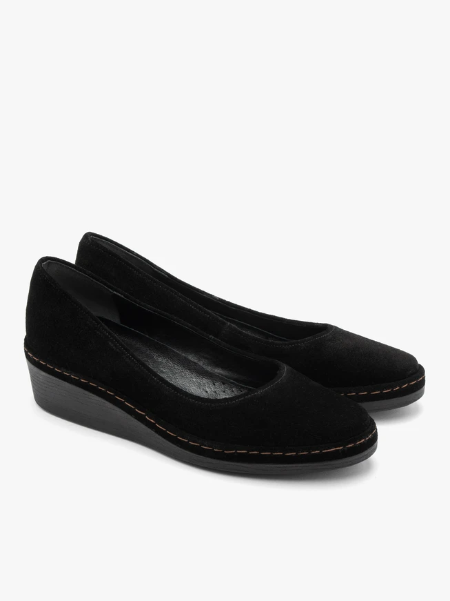 Schwarze Plateau-Pumps aus Velours