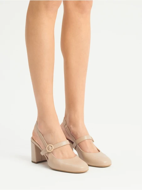 Beigefarbene Slingback-Pumps