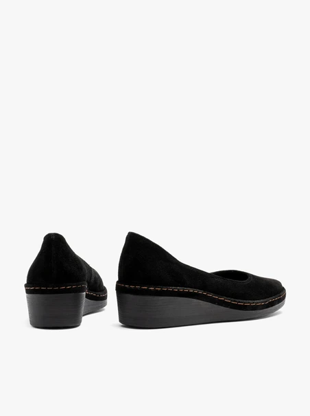 Schwarze Plateau-Pumps aus Velours