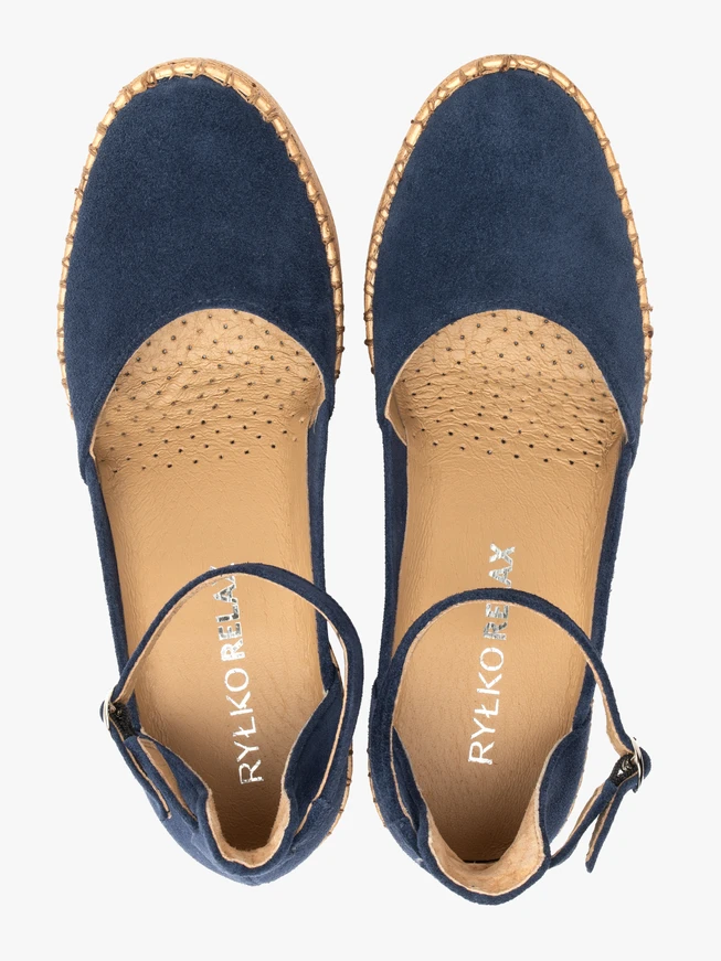 Marineblaue Plateau-Pumps mit Riemen um den Knöchel