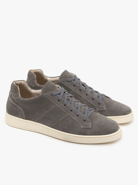 Sportschuhe aus grauem Veloursleder
