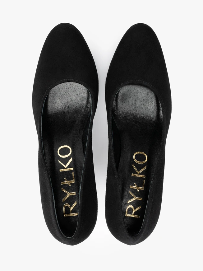 Schwarze Stiletto-Pumps und Ballkleider aus Velours