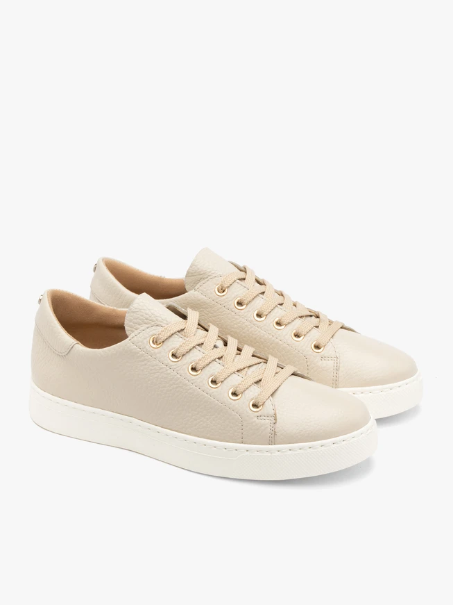 Beige Sporthalbschuhe mit goldenen Ösen
