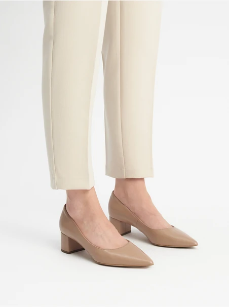 Beigefarbene Pumps mit Stilettoabsatz