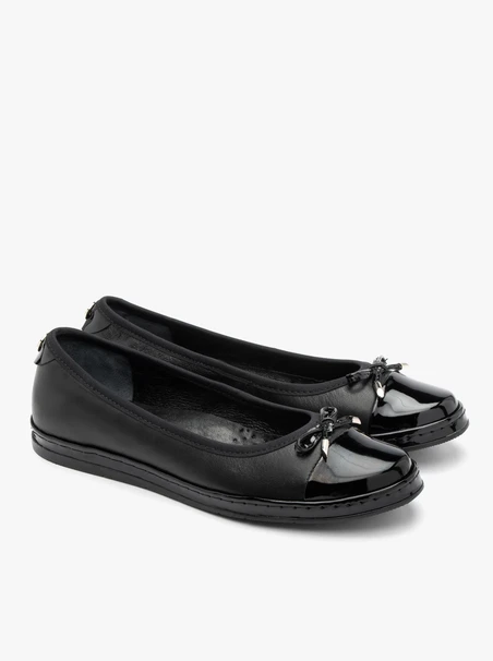 Schwarze Ballerinas mit lackierter Nase