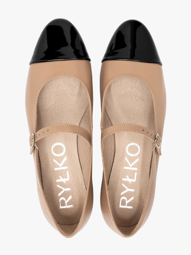 Beige ballerinas with contrasting black toe