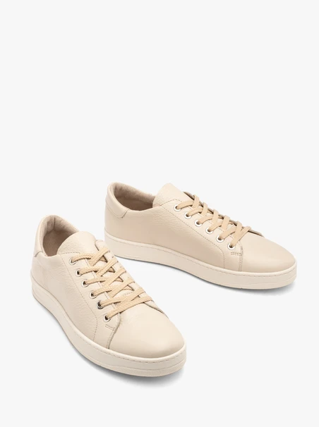 Cremefarbene Sporthalbschuhe mit flachem Schaft