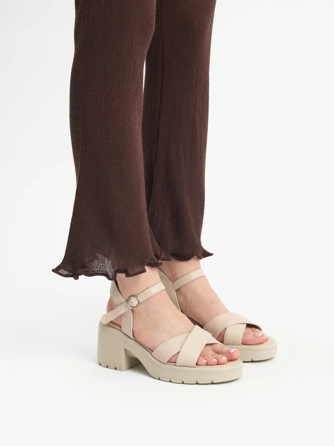 Cremefarbene Sandalen mit festem Boden
