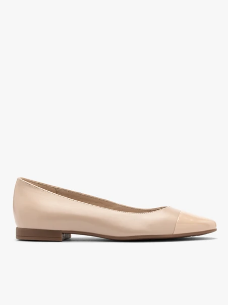 Beige Ballerinas mit lackierter Nase