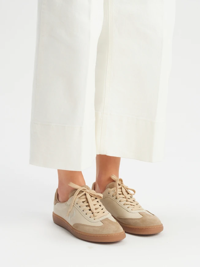 Beige Sporthalbschuhe mit dekorativer Stickerei