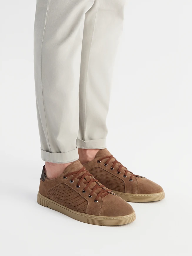 Hellbraune Herrenhalbschuhe mit Perforationen auf dem Schaft