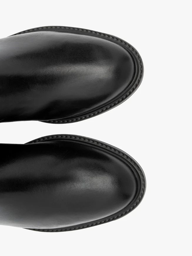 Klassische schwarze Stiefel mit schmalem Schaft