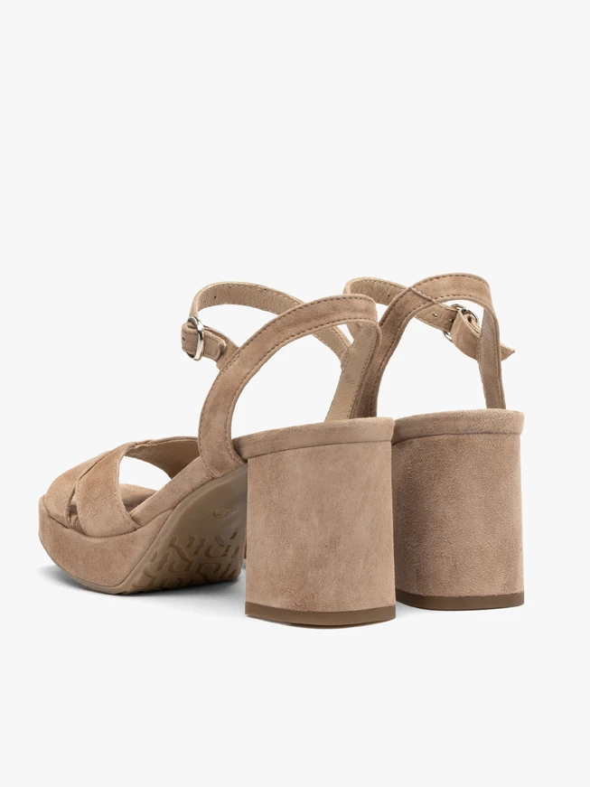 Beige Block- und Ballsandalen