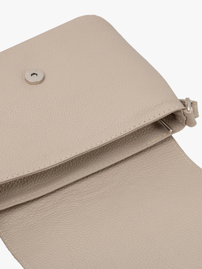 Kleine beigefarbene Brieftasche