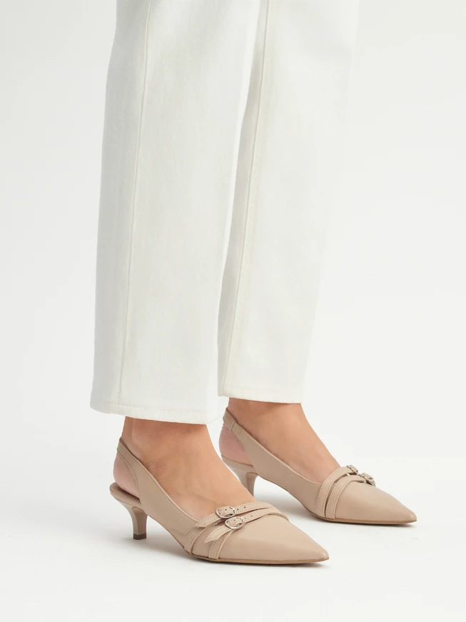 Beigefarbene Slingback-Pumps mit dekorativen Riemchen