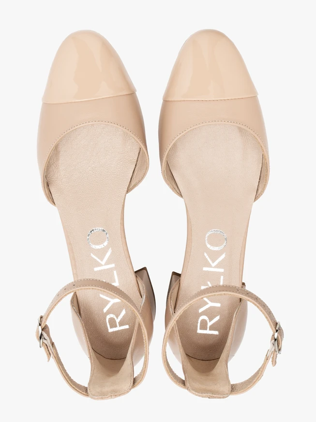 Two-piece women’s pumps with patent toe