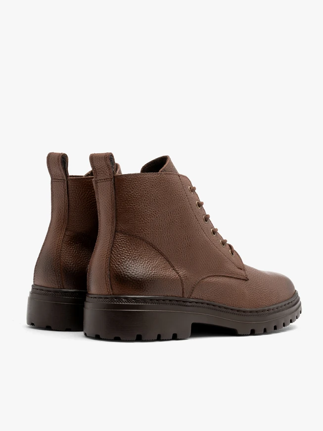 Braune Herrenstiefel auf leichter Traktorsohle