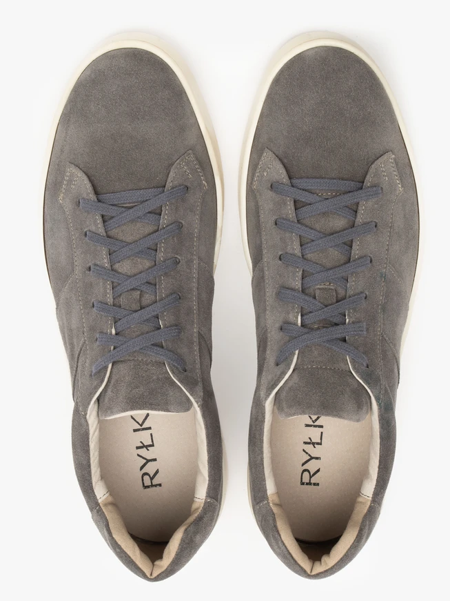 Sportschuhe aus grauem Veloursleder