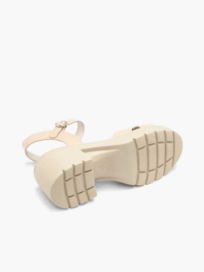 Cremefarbene Sandalen mit festem Boden
