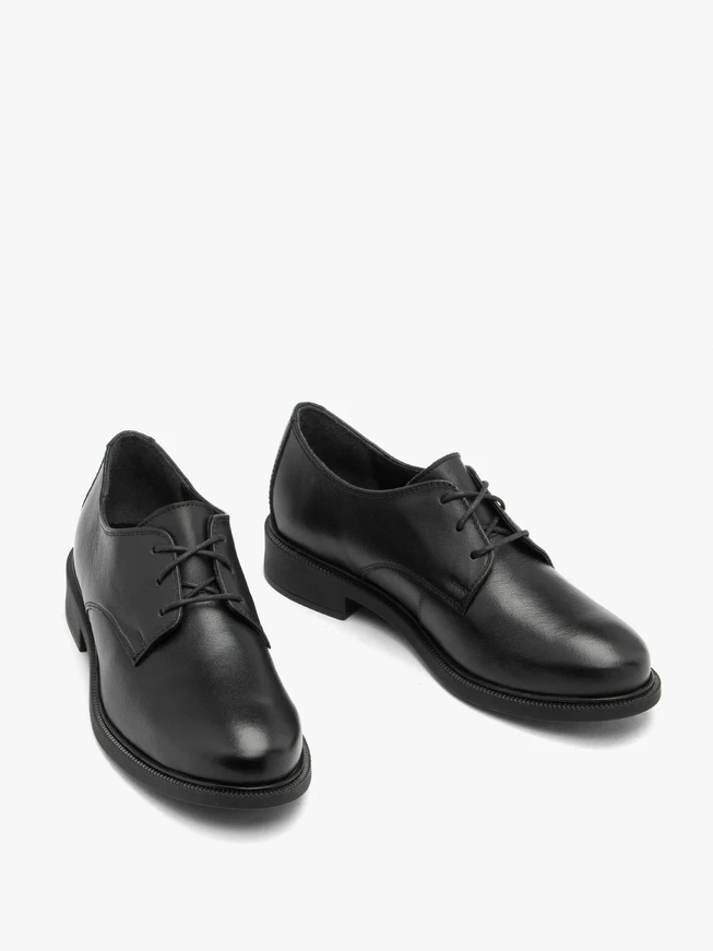 Klassische schwarze Halbschuhe