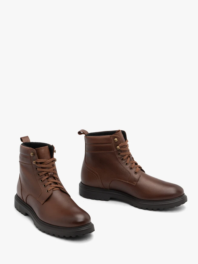 Braune isolierte Stiefel
