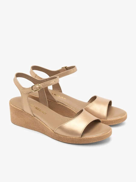 Goldfarbene niedrige Plateausandalen