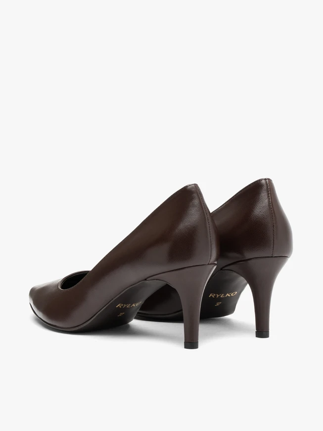 Pumps aus genarbtem Leder in Schokolade