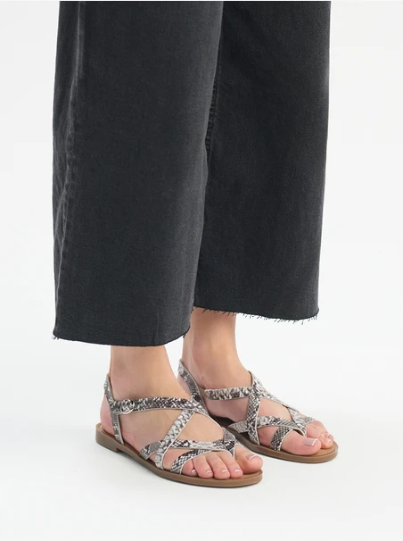 Flache Damensandalen mit Schlangenhautmuster