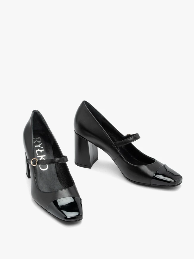 Schwarze Pumps mit lackierter Nase