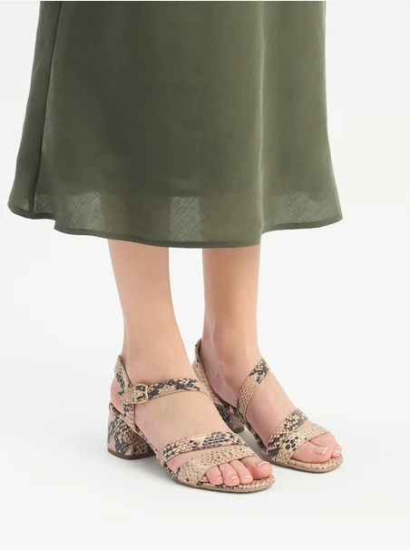 Damen Sandalen mit Schlangenhautmuster und Absatz