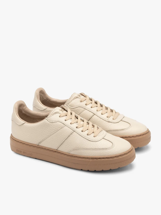 Cremefarbene Sporthalbschuhe mit dunkelbeiger Sohle