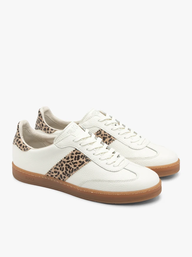 Cremefarbene Sporthalbschuhe mit Leoparden-Print-Elementen