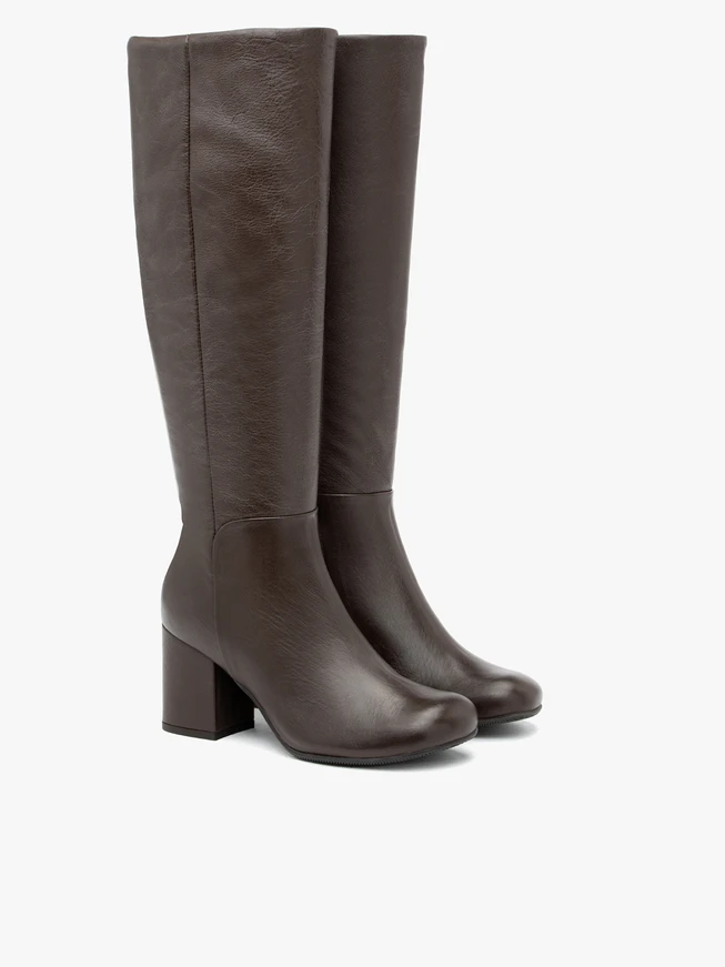 Dunkelbraune genarbte Lederstiefel