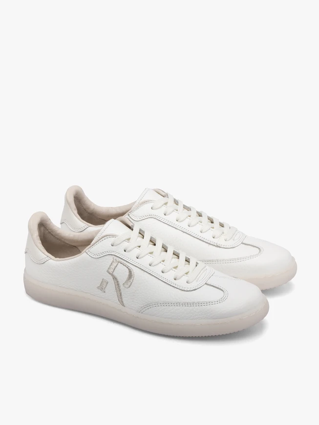 Weiße halbe Sportschuhe mit dekorativer Stickerei