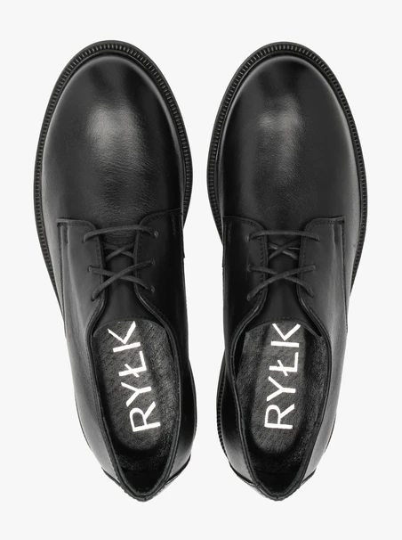 Klassische schwarze Halbschuhe