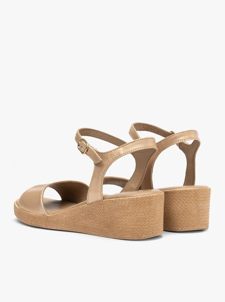 Goldfarbene niedrige Plateausandalen