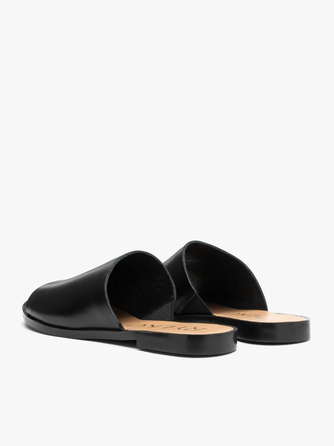 Schwarze minimalistische Flip-Flops aus genarbtem Leder