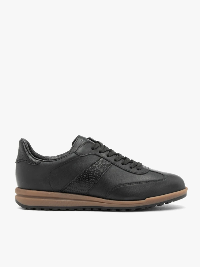 Schwarze Sporthalbschuhe