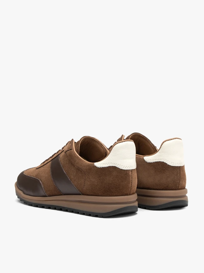 Braune Sporthalbschuhe