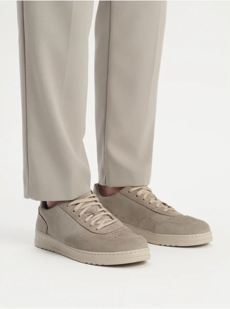 Olive men’s shoes with lightweight sole