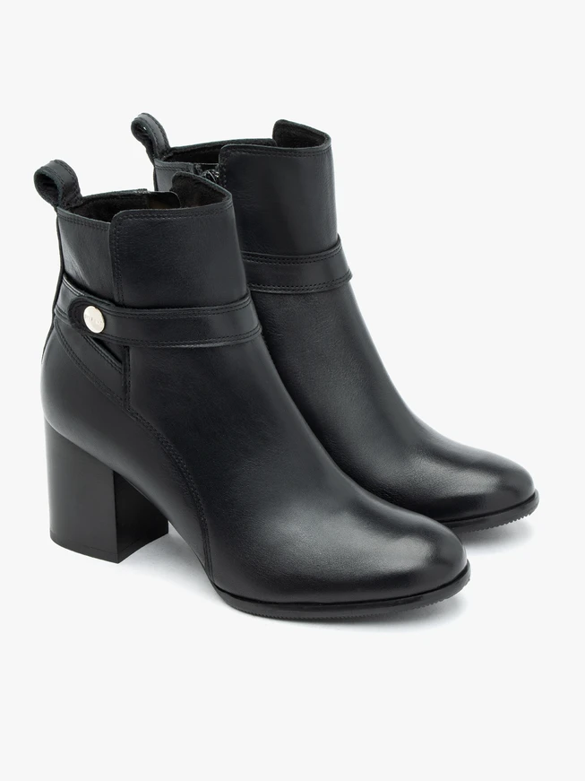 Schwarze Stiletto-Stiefel mit Riemen