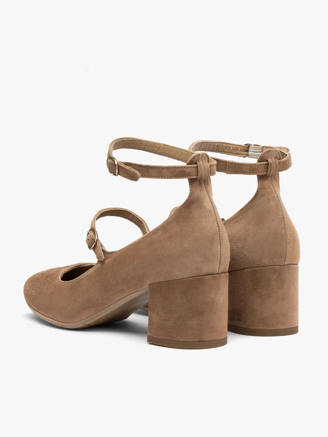 Hellbraune Pumps mit zwei Riemen